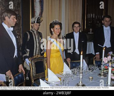 Königin Silvia von Schweden. Ehefrau des heutigen schwedischen Königs Carl XVI. Gustaf. 1982 in einem Diadem von E. Wolff & Co. Dargestellt, war es ein Geschenk des Herzogs und der Herzogin von Connaught an ihre Tochter, Prinzessin Margaret von Großbritannien, als sie im Juni 1905 den späteren König Gustaf VI. Adolf von Schweden heiratete. Nach ihrem frühzeitigen Tod im Alter von 38 Jahren im Jahr 1920 fiel es an ihren ältesten Sohn, Prinz Gustaf Adolf, dessen Frau Sibylla es so oft trug, dass das Diadem seinen heutigen Namen erhielt. Stockfoto