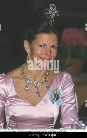 Königin Silvia von Schweden. Ehefrau des heutigen schwedischen Königs Carl XVI. Gustaf. Abbildung 1986 in einer Haarschmuck in Schmuckstücken mit passender Halskette. Das Foto ihres Mannes ist in der Brosche zu sehen. Stockfoto