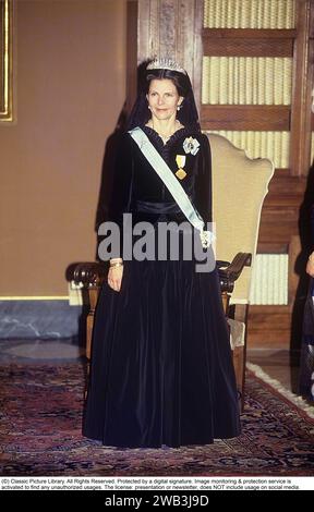 Königin Silvia von Schweden. Ehefrau des heutigen schwedischen Königs Carl XVI. Gustaf. 1991 mit dem badischen Fransendiadem aus Diamanten, kam Victoria von Baden nach Schweden. Das Diadem besteht aus 47 Diamantenstrahlen, wobei der mittlere am höchsten ist und die Höhe zu beiden Seiten abnimmt. Im Englischen wird die Diadem als „Badische Fringe Diadem“ bezeichnet. Stockfoto