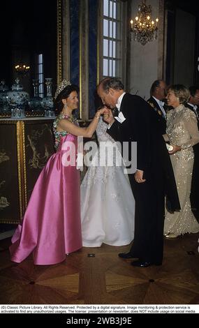 Königin Silvia von Schweden. Ehefrau des heutigen schwedischen Königs Carl XVI. Gustaf. Das Bild 1992 trägt das brasilianische Parure Diadem oder Braganza Parure, das als Kröningsdiademet oder Brasilianska diademet (brasilianisches Diadem) bekannt ist. Das Diadem hat eine passende Blumenbrosche, ein Paar tropfenförmige Diamant-Ohrringe und eine Collet-Halskette. Das Diadem soll 1 Kilogramm wiegen. Graf Ian Wachtmeister küsst ihre Hand. Stockfoto