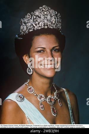 Königin Silvia von Schweden. Ehefrau des heutigen schwedischen Königs Carl XVI. Gustaf. Das Bild 1978 trägt das brasilianische Parure Diadem oder Braganza Parure, das als Kröningsdiademet oder Brasilianska diademet (brasilianisches Diadem) bekannt ist. Das Diadem hat eine passende Blumenbrosche, ein Paar tropfenförmige Diamant-Ohrringe und eine Collet-Halskette. Das Diadem soll 1 Kilogramm wiegen Stockfoto