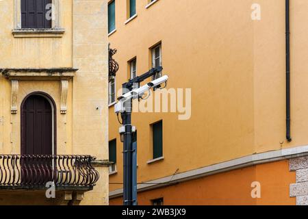 Kommunale Kameraüberwachung mit mehreren Kameraüberwachungen vor der Wand eines Wohngebäudes, das einen Platz überwacht. Stockfoto