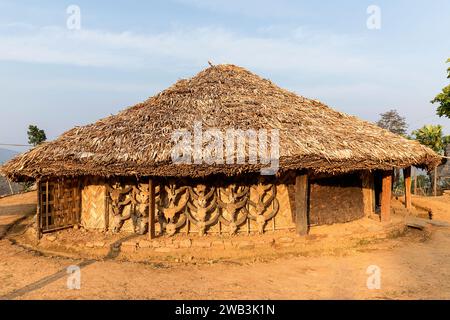 Traditionelles Haus des Konyak-Stammes aus Holz, Bambus und Palmblättern, dekoriert mit Stierschädeln in den Hügeln oberhalb der Stadt Mon in Nagaland, Indien Stockfoto