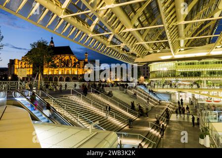 FRANKREICH. PARIS (1. BEZIRK). LES HALLES, DAS HERZ VON PARIS. CANOPEE (ACHITECTES: PATRICK BERGER, JACQUES ANZIUTTI). IM HINTERGRUND LINKS: Stockfoto