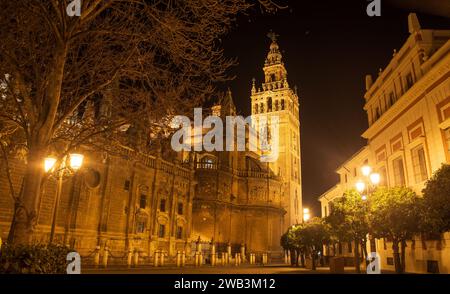 Die herrliche Architektur in den süßen Frühlingsnächten in Sevilla in Andalusien Stockfoto