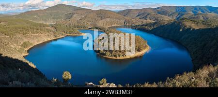 Melero schlängelt sich über die Berge und Flüsse in Extremadura, Spanien Stockfoto