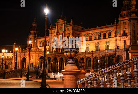 Die herrliche Architektur in den süßen Frühlingsnächten in Sevilla in Andalusien Stockfoto