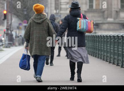 Paris, Frankreich. Januar 2024. © PHOTOPQR/LE PARISIEN/Le PARISIEN/Arnaud Journois ; PARIS ; 08/01/2024 ; ILLUSTRATION VAGUE DE FROID, BAISSE DES TEMRERATURES, METEO, CLIMAT, HIVER/ FOTO LE PARISIEN/ARNAUD JOURNOIS 8. januar 2024 Cold Wave in Frankreich Credit: MAXPPP/Alamy Live News Stockfoto