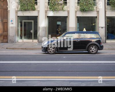 TURIN, ITALIEN - CA. FEBRUAR 2022: Black Mini Clubman Car Stockfoto