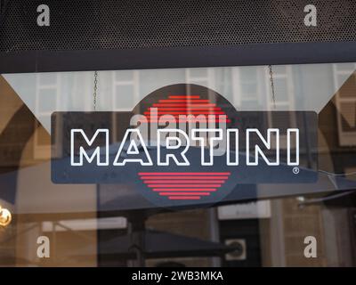 TURIN, ITALIEN - CA. FEBRUAR 2022: Martini Storefront Schild Stockfoto