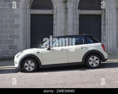 ABERDEEN, Großbritannien – 14. SEPTEMBER 2023: White Mini Car Stockfoto