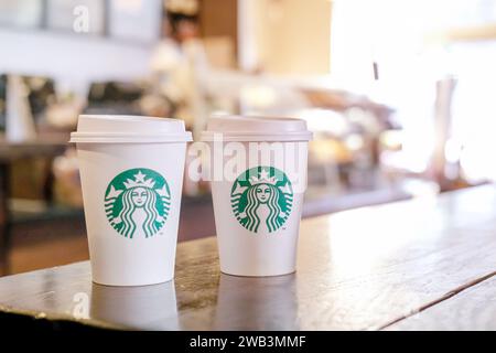 Edinburgh, Großbritannien - 14. Februar 2017 : Starbucks zum Mitnehmen, Kaffeetasse mit heißem Getränk und Logo, auf dem Tisch im Laden. Starbucks ist einer der M Stockfoto