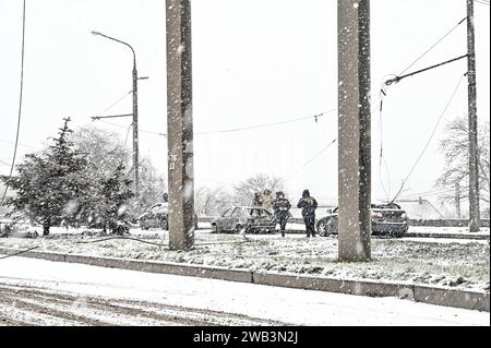 Nicht exklusiv: ZAPORIZHZHIA, UKRAINE - 8. JANUAR 2024 - die Folgen des russischen Raketenangriffs werden in Zaporizhzhia im Südosten der Ukraine gefangen genommen Stockfoto