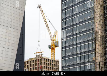 Betonbalken, der von einem Turmkran in Position gebracht wird, John Street, Glasgow, Schottland, Vereinigtes Königreich, Europa Stockfoto