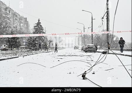 Nicht exklusiv: ZAPORIZHZHIA, UKRAINE - 8. JANUAR 2024 - der Ort, an dem die Übertragungsleitungen infolge des russischen Raketenangriffs beschädigt wurden, ist se Stockfoto