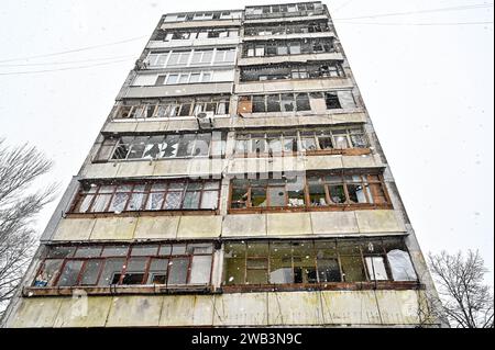 Nicht exklusiv: ZAPORIZHZHIA, UKRAINE - 8. JANUAR 2024 - Fenster, die durch die Schockwelle zertrümmert wurden, und Trümmer werden in einem Wohngebäude gesehen, das als beschädigt wurde Stockfoto