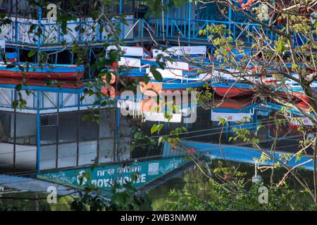 Kodaikanal, Tamil Nadu. Indien - 16. Dezember 2023: Boote stapelten sich vor den Öffnungszeiten im Kodaikanal Boat House zusammen. Stockfoto