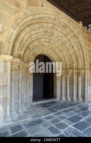 Eintritt in die Kathedrale vom Kreuzgang, Santa Maria d’Urgell, La Seu d’Urgell, Provinz Lleida, Katalonien, Spanien Stockfoto