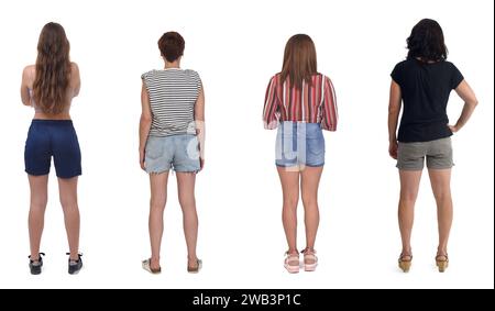 Rückansicht einer Gruppe von Frauen, die Shorts auf weißem Hintergrund tragen Stockfoto