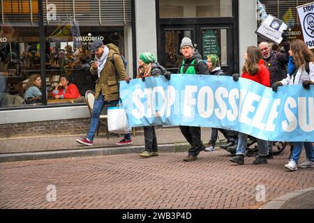 Den Haag, die Niederlande, 8. januar 2024. Die Extinktionsrebellion marschierte zum senat des niederländischen parlaments, um gegen Subventionen für fossile Brennstoffe zu protestieren. Quelle: Pmvfoto/Alamy Live News Stockfoto