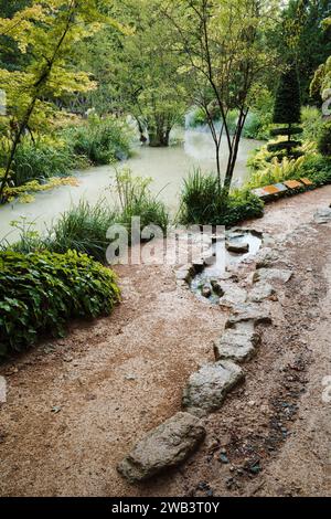 Amboise, Frankreich – 12. August 2023: Der Garten einer Burg von Clos Luce, die in den letzten drei Jahren seines Lebens das Zuhause von Leonardo da Vinci war. Stockfoto