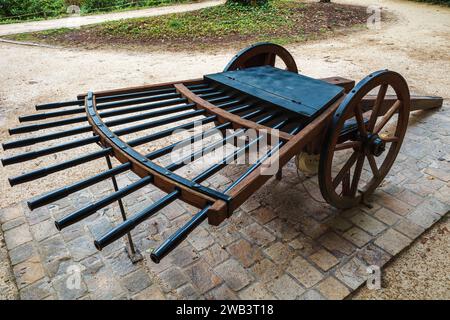 Amboise, Frankreich - 12. August 2023: Modell des Maschinengewehrs, eine der Erfindungen von Leonardo da Vinci im Park Clos Luce. Er lebte hier für das l Stockfoto