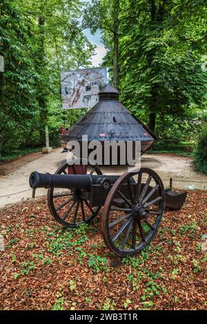 Amboise, Frankreich - 12. August 2023: Modell des Panzers, eine der Erfindungen Leonardos im Herrenhaus Clos Luce. Leonardo da Vinci lebte hier für die Stockfoto