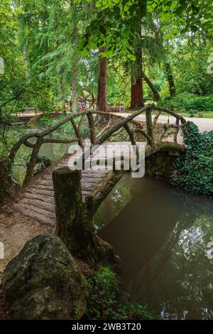 Amboise, Frankreich – 12. August 2023: Der Garten einer Burg von Clos Luce, die in den letzten drei Jahren seines Lebens das Zuhause von Leonardo da Vinci war. Stockfoto