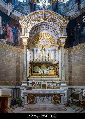 Ars sur Formans, Frankreich - 13. Oktober 2023: Der Leichnam des Heiligen Johannes Maria Vianney, begraben über dem Hauptaltar in der Basilika von Ars, Frankreich. Das fac Stockfoto