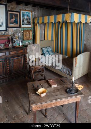 Ars sur Formans, Frankreich - 13. Oktober 2023: Ars, Frankreich - 13. Oktober 2023: Das Schlafzimmer von saint Jean Marie Vianney, Schutzpatron aller Pfarrgemeinden Stockfoto