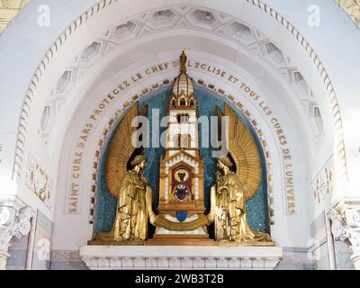 Ars sur Formans, Frankreich - 13. Oktober 2023: Relikt des unverdorbenen Herzens von Saint Jean Vianney, Priester von Ars. Stockfoto