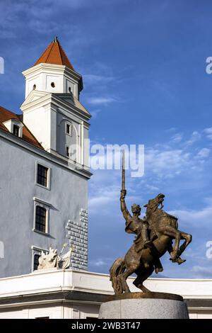 König Svatopluk Statue vor der Burg Bratislava in der Slowakei Stockfoto