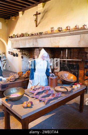Beaune, Frankreich - 16. August 2023: Eine Szene aus dem täglichen Leben der Nonnen und Schwestern des Beaune Krankenhauses - Essen in der Küche zubereiten Stockfoto