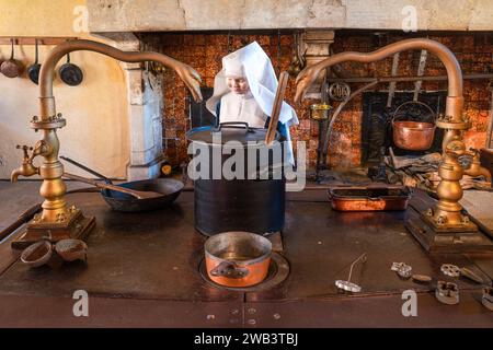 Beaune, Frankreich - 16. August 2023: Eine Szene aus dem täglichen Leben der Nonnen und Schwestern des Beaune Krankenhauses - Essen in der Küche zubereiten Stockfoto