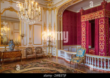 Chambord, Frankreich - 11. August 2023: Zeremonielles Schlafzimmer Ludwig XIV. Im Schloss Chateau de Chambord. Chambord ist das größte Schloss im Loire-Tal, i Stockfoto