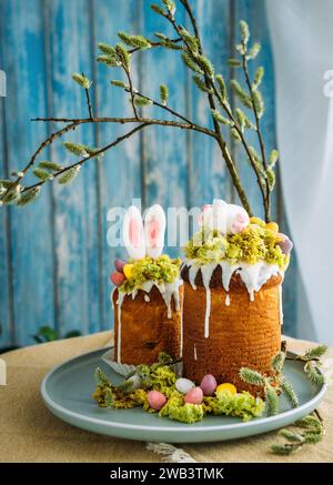 Paska - das süße Osterbrot mit Glasur, dekoriert mit essbarem "moss"-Stilleben. Beliebtes Dessert während der Ost-orthodoxen Osterferien. Alte Kuh Stockfoto