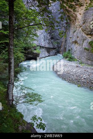 Die wunderschöne Schlucht Aare Schlucht (Aareschlucht) - Teil der Aare, die durch einen Kalksteinkamm in der Nähe der Stadt Meiringen in der Schweiz fließt Stockfoto