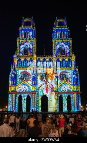 Orleans, Frankreich - 10. August 2023: Großartige Lichtshow im Sommer auf der Kathedrale Sainte-Croix - Holy Cross in Orleans Stockfoto