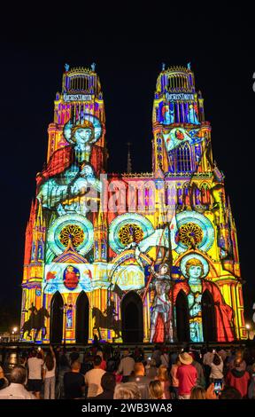 Orleans, Frankreich - 10. August 2023: Großartige Lichtshow im Sommer auf der Kathedrale Sainte-Croix - Holy Cross in Orleans Stockfoto