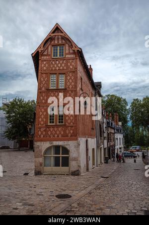 Orleans, Frankreich - 10. August 2023: Alte Straße mit typischen antiken Häusern in Orleans, Frankreich Stockfoto