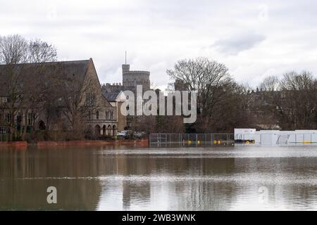 Eton, Windsor, Berkshire. Januar 2024. Ein Blick auf Windsor Castle von überfluteten Spielfeldern des Eton College aus, während die Themse in Eton, Windsor, Berkshire, seine Ufer geplatzt hat. Für die Themse bei Eton ist ein Hochwasseralarm vorhanden. Quelle: Maureen McLean/Alamy Live News Stockfoto