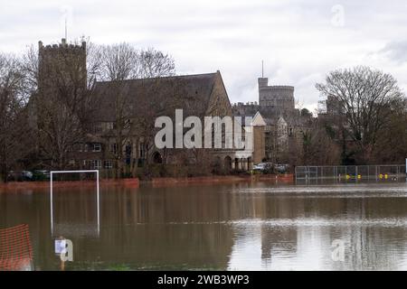 Eton, Windsor, Berkshire. Januar 2024. Ein Blick auf Windsor Castle von überfluteten Spielfeldern des Eton College aus, während die Themse in Eton, Windsor, Berkshire, seine Ufer geplatzt hat. Für die Themse bei Eton ist ein Hochwasseralarm vorhanden. Quelle: Maureen McLean/Alamy Live News Stockfoto