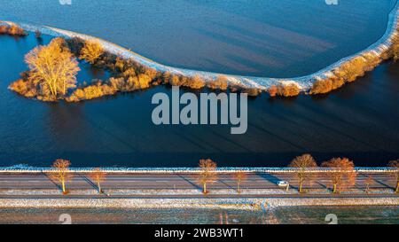 Verden, Deutschland. Januar 2024. Große Sandsäcke schützen die Nienburger Straße (B125) vor Überschwemmungen. (Luftaufnahme mit Drohne) die Hochwassersituation im Landkreis Verden ist langsam nachgelassen, aber auch der Landkreis ist wegen der Möglichkeit einer Grundwasserflut auf Vorsicht gedrängt. Quelle: Sina Schuldt/dpa/Alamy Live News Stockfoto