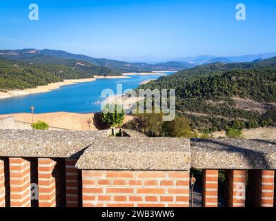 Blick auf die Landschaft von Torreciudad auf den See El Grado, Aragon, Spanien Stockfoto