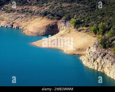 Blick auf die Landschaft von Torreciudad auf den See El Grado, Aragon, Spanien Stockfoto