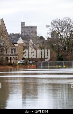 Eton, Windsor, Berkshire. Januar 2024. Ein Blick auf den Round Tower bei Windsor Castle von überfluteten Spielfeldern des Eton College, während die Themse in Eton, Windsor, Berkshire, über die Ufer geplatzt ist. Für die Themse bei Eton ist ein Hochwasseralarm vorhanden. Quelle: Maureen McLean/Alamy Live News Stockfoto