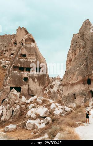 Erkunden Sie die bezaubernden Fairy Chimney Häuser mit interessanten Felsformationen in Goreme, Kappadokien. Stockfoto