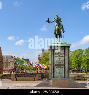 DEN HAAG, NIEDERLANDE - 21. MAI 2021: Die Reiterstatue von König Wilhelm II. Auf dem Buitenhof in den Haag mit dem Hofvijver im Hintergrund. Stockfoto