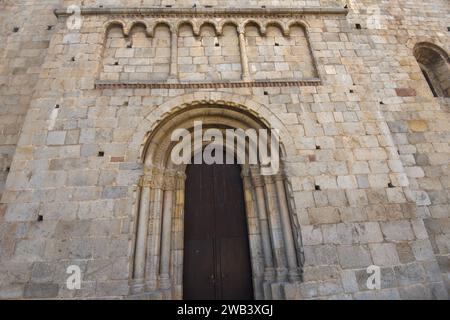 Tür der Kathedrale Santa Maria d’Urgell, La Seu d’Urgell, Provinz Lleida, Katalonien, Spanien Stockfoto