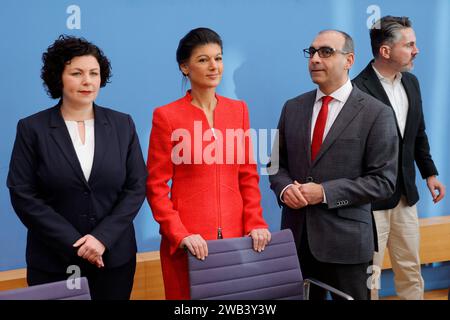 Amira Mohamed Ali, MDB, Dr. Sahra Wagenknecht, MDB, Prof. Dr. Shervin Haghsheno, Hochschullehrer und Unternehmer, Fabio de Masi, Finanzexperte, ehem. MdEP und MDB, Deutschland, Berlin, Bundespressekonferenz, Thema: Gründung der Partei Bündnis Sahra Wagenknecht - Vernunft und Gerechtigkeit und Vorschlag der Europa-Spitzenkandidaturen *** Amira Mohamed Ali, MDB, Dr Sahra Wagenknecht, MDB, Prof Dr. Shervin Haghsheno, Universitätsprofessor und Unternehmer, Fabio de Masi, Finanzexperte, ehemaliger MdEP und MDB, Deutschland, Berlin, Bundespressekonferenz, Thema Stockfoto